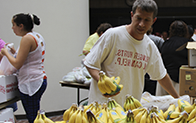 一个人在食品市场整理香蕉