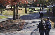秋天，学生们在校园里散步
